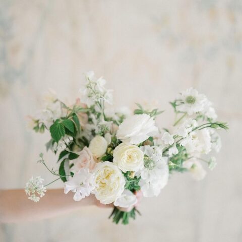 新鮮な白とピンクの花々で構成されたロマンティックなウエディングブーケのクローズアップ